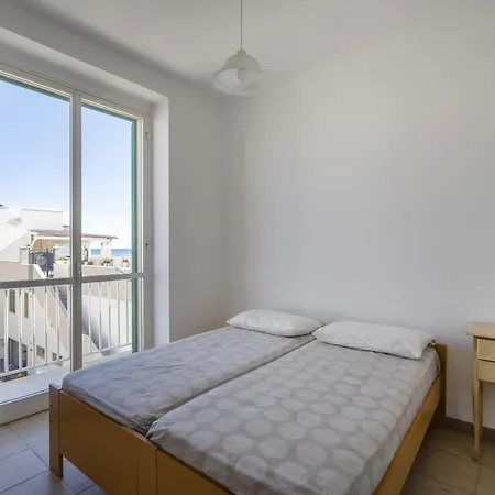 Apartment House , - Dori